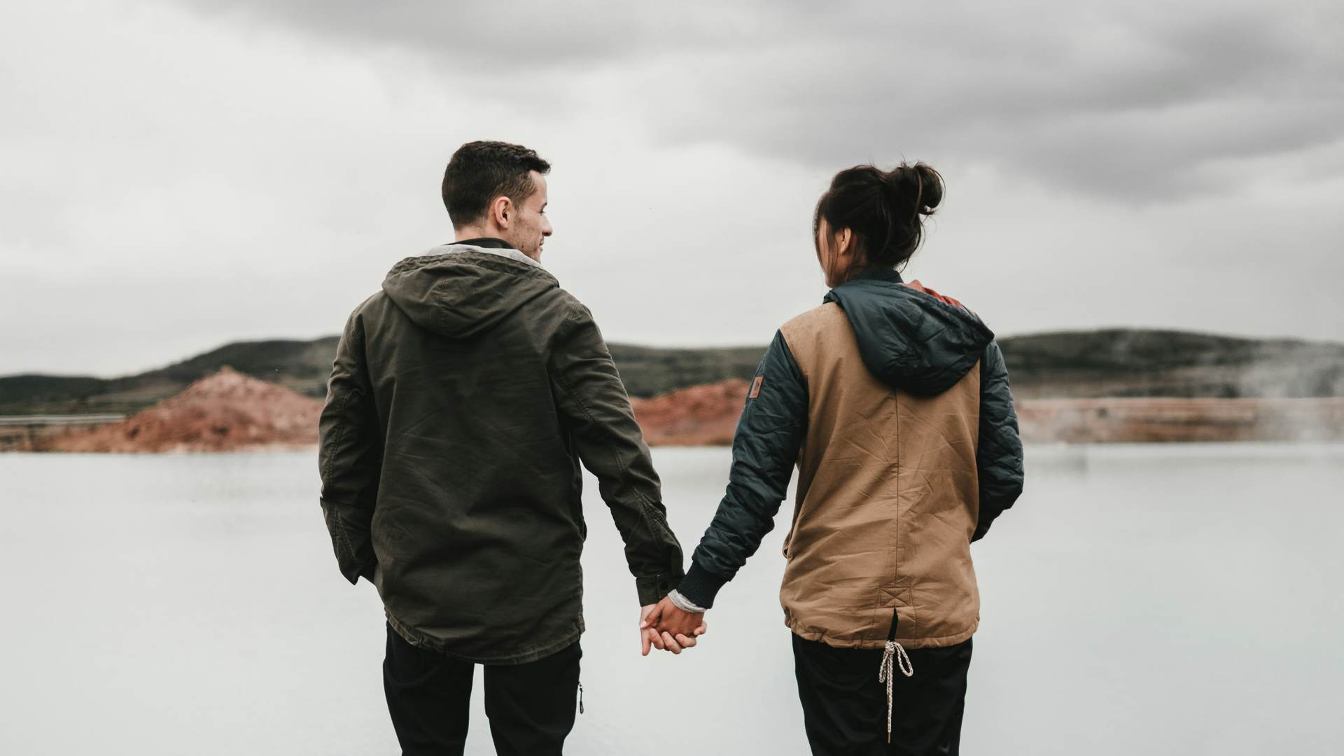 Twee mensen hand in hand